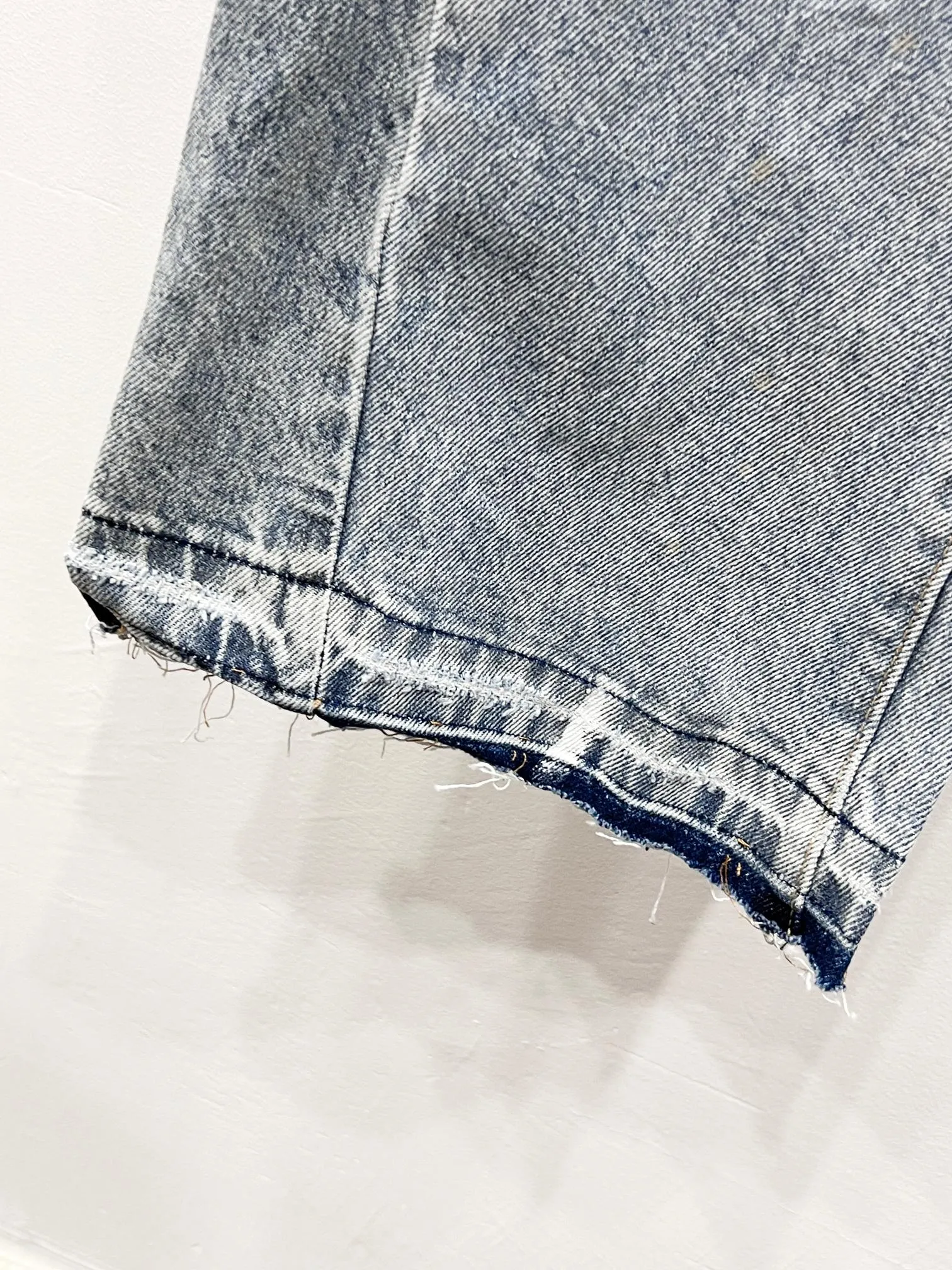 P250 Style number: (c063) GALLERY DEPT. Holes and random threads connected to denim bell-bottoms, washed and distressed spliced ​​jeans. GALLERY is attracted by these bell-bottoms. Whether it is a reset of Carhartt or Levis, it has created a strong brand style. Since these pants are modified from rare vintage, the production capacity is limited. Therefore, after many icons wore them, these pants were once hard to find. Later, perhaps due to the improvement of GD's business in the past two years and the expansion of production lines, the brand itself lowered the price, so I can't wait any longer for these pants this year and will definitely buy them. During the process of the denim washing plant, the owner of the washing plant helped introduce a boss who had worked for Levi's foundry and started his own business. This also paved the way for the following styles. Therefore, Levi's remodeled single product for the base plate is really familiar. Whether it is the fabrics supplied or the lathes used in production, there is nothing to choose from.  Color: blue Size: 28-30-32-34-36